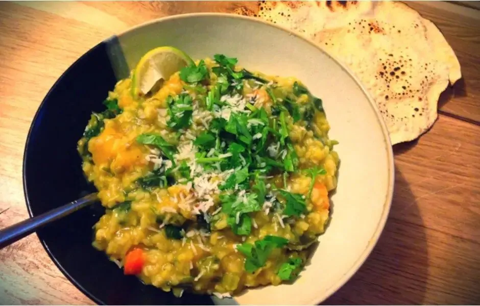 Khitcheri - tradicionalno indijsko jelo s kurkumom posluženo u crnom tanjuru