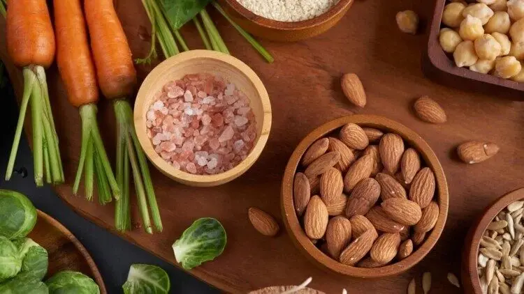 Namirnice bogate bakrom Mrkva, bademi, lisnato povrće i druge namirnice bogate bakrom koji je važan za izgradnju jakog imunosnog sustava