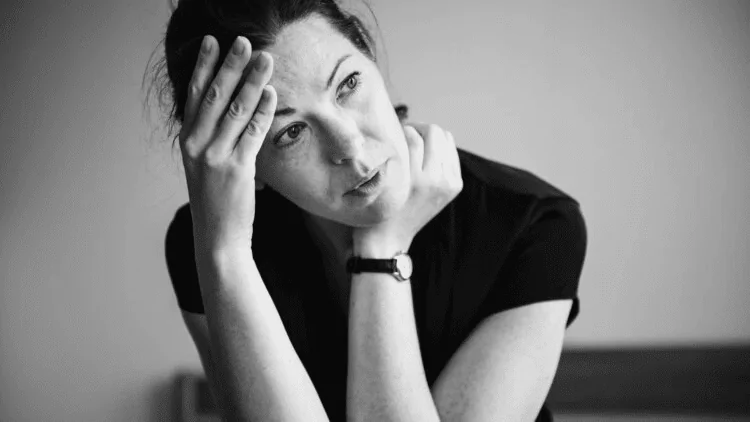 Utjecaj kurkume na depresiju Žena se drži za glavu i pati od depresije jer ne uzima kurkumin