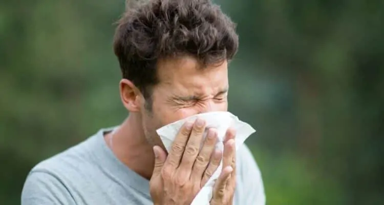 Muskarac koji puse nos