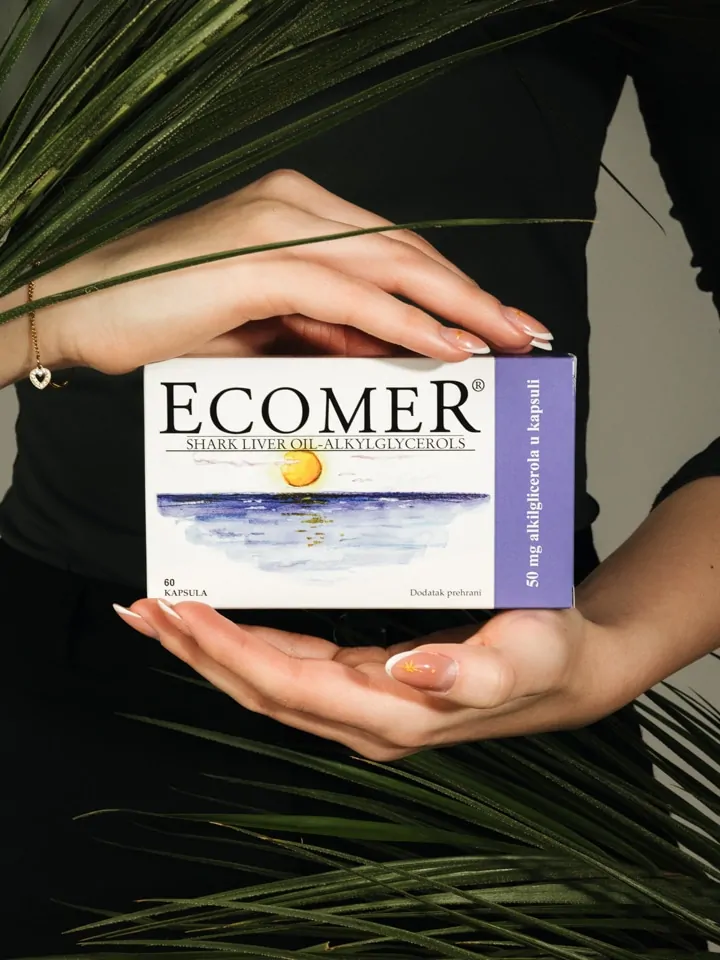 Kutija Hug Your Life Ecomer dodatka prehrani u rukama