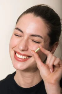 Djevojka s kapsulom Hug Your Life dodatka prehrani