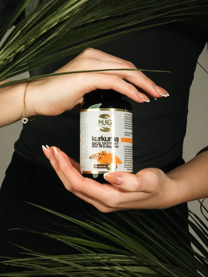 Bocica Hug Your Life Kurkuma 95% ekstrakt & BioPerine dodatka prehrani u rukama
