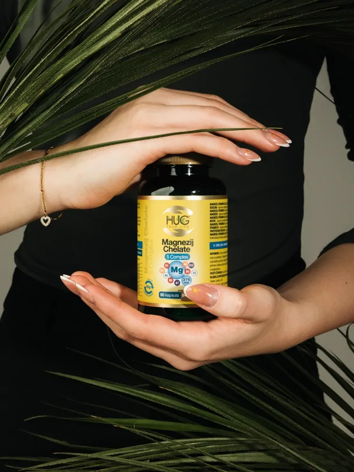 Bocica Hug Your Life Magnezij Chelate 5 Kompleks dodatka prehrani u rukama