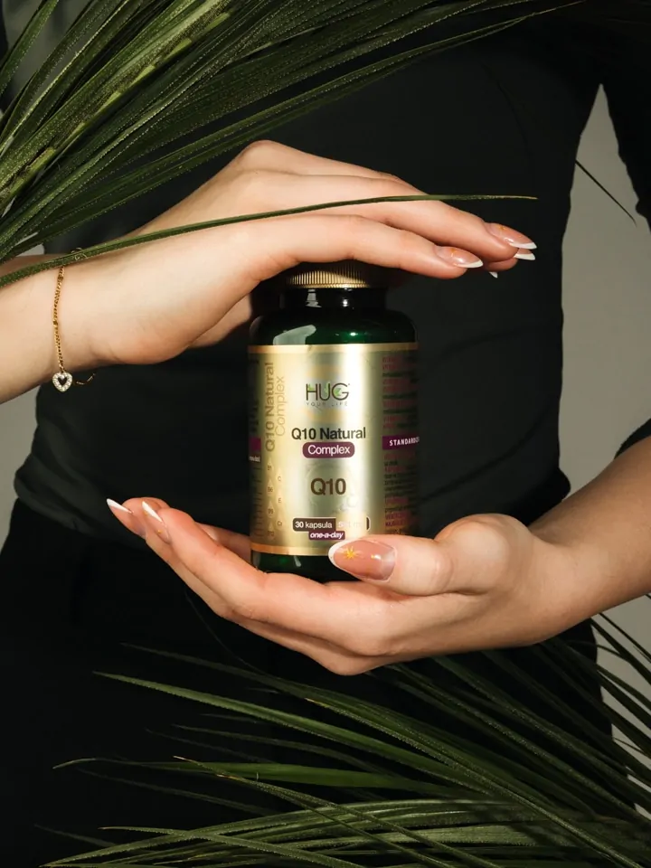 Bocica Hug Your Life Q10 Natural Kompleks dodatka prehrani u rukama