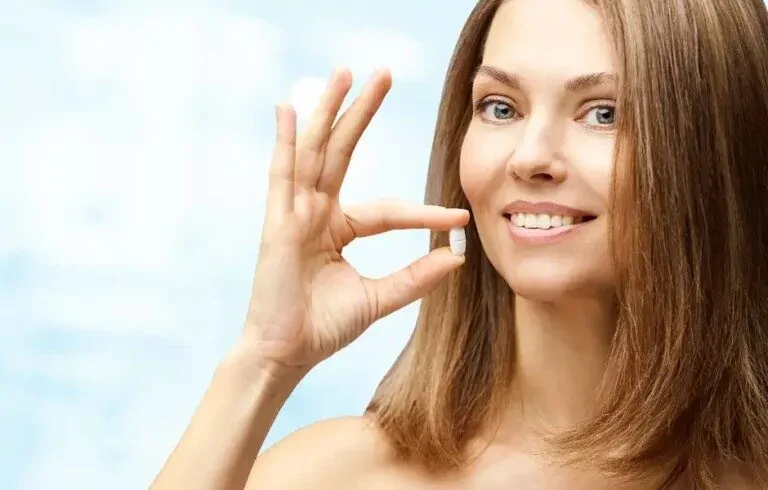 Zena drzi kapsulu u ruci