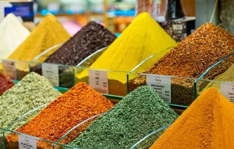 Začini na bliskoistočnoj tržnici s kurkumom u prvom planu metaboliti kurkumina